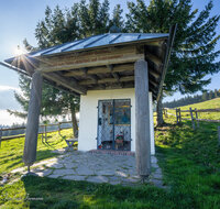 fileadmin/roha/images_galerie/kirche_religion/Teisendorf/Freidling-Berg-Stoisseralm/KKKM-TEIS-STOISS-0040-2-D-roha-Kapelle-Stoisser-Alm-Maria-Teisenberg-Sonne.jpg