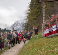 fileadmin/roha/images_galerie/brauchtum/Ostern/BR-OST-PALM-WEIH-RA-0734-03-D-roha-Brauchtum-Ostern-Palmsonntag-Palmweihe-Ministranten-Ramsau.png