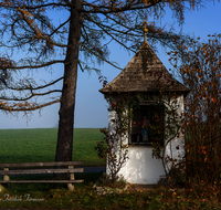 fileadmin/roha/images_galerie/kirche_religion/Ainring/KKKM-AINR-BACH-0053-D-roha-Kapelle-Ainring-Thundorf-Bach.png