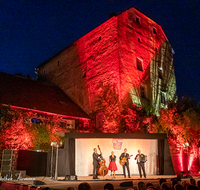 fileadmin/roha/images_galerie/orte_landschaft/Laufen/Theater-Salzachhalle-Salzachfestspiele/LAUF-TRIEB-CONNY-2019-2212-01-D-roha-Laufen-Triebenbach-Salzachfestspiele-Conny-Sonntagsfahrer-Musiktheater.png