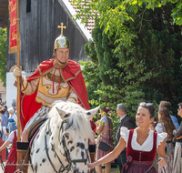fileadmin/roha/images_galerie/brauchtum/Leonhardiritt/Holzhausen_01/Holzhausen-ritt-2025/BR-PFRI-HOLZ-2025-1005-12-D-roha-Brauchtum-Leonhardiritt-Holzhausen-Teisendorf.png
