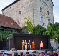 fileadmin/roha/images_galerie/orte_landschaft/Laufen/Theater-Salzachhalle-Salzachfestspiele/LAUF-TRIEB-CONNY-2019-2025-01-D-roha-Laufen-Triebenbach-Salzachfestspiele-Conny-Sonntagsfahrer-Musiktheater.png