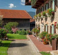 fileadmin/roha/images_galerie/Baum-natur-garten/Haus-Blumenschmuck-Deko/HAEU-BAU-50-0185-D-roha-Bauernhaus-Blumenschmuck.jpg