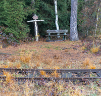 fileadmin/roha/images_galerie/kirche_religion/Ainring/KKKM-AINR-MOOR-0004-D-roha-Gedenkkreuz-Ainring-Moor-Boggerlbahn-Gleis.png