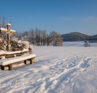 fileadmin/roha/images_galerie/orte_landschaft/Anger/Anger/KKKM-ANG-HAINH-0004-D-roha-Wegkreuz-Anger-Hainham-Winter-Schnee-Christus-Maria-Bank.png