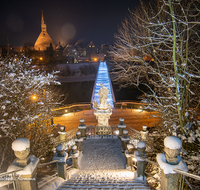 fileadmin/roha/images_galerie/orte_landschaft/Laufen/LAUF-STEG-0015-D-roha-Salzach-Stiftskirche-Europa-Steg-Winter-Nacht-Nepomuk.png