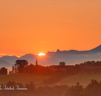 fileadmin/roha/images_galerie/stimmung-Sonne/Sonnenaufgang/SON-AU-STEINH-0004-D-roha-Sonnenaufgang-Anger-Steinhoegl-Kirche-Sonne-Gaisberg.png
