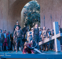 fileadmin/roha/images_galerie/orte_landschaft/Oberammergau/Passion/OBERA-PASS-0279-2020-01-D-roha-Oberammergau-Passion-Spiele-Jesus-Kreuz-Christus-Karfreitag-Kreuzweg.png