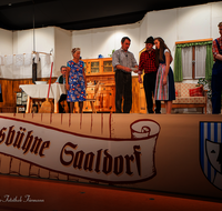 fileadmin/roha/images_galerie/orte_landschaft/Saaldorf/Theater/Theater-Saaldorf-2022/SAAL-THEAT-2022-2201-01-D-roha-Saaldorf-Theater-Kleeblatt.png