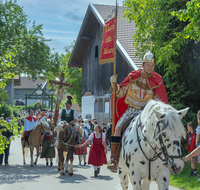 fileadmin/roha/images_galerie/brauchtum/Leonhardiritt/Holzhausen_01/Holzhausen-ritt-2025/BR-PFRI-HOLZ-2025-1005-1004-D-H-roha-Brauchtum-Leonhardiritt-Holzhausen-Teisendorf.png