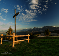 fileadmin/roha/images_galerie/orte_landschaft/Stoisser-Alm/TEI-STO-0001-1-D-roha-Teisendorf-Stoisser-Alm-Gipfel-Kreuz-Zwiesel-Hochstaufen.png