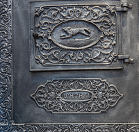 fileadmin/roha/images_galerie/orte_landschaft/Teisendorf/IN-Achthal/TEI-ACHT-MU-0010-04-D-roha-Teisendorf-Achthal-Museum-Ofen-Guss-Eisen.png