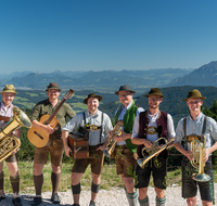 fileadmin/roha/images_galerie/orte_landschaft/Stoisser-Alm/TEI-STO-MUS-2025-9916-D-roha-Stoisser-Alm-Musikanten.png