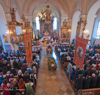 fileadmin/roha/images_galerie/brauchtum/Erntedank-Drischleg/BR-ERNTED-0007-D-roha-Brauchtum-Erntedank-Teisendorf-Erntekrone-Kirche.png