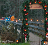 fileadmin/roha/images_galerie/brauchtum/Weihnachten-Laternenzauber-Anger/BR-WEIH-HOE-LA-0011-D-roha-Brauchtum-Weihnachten-Hoeglwoerth-Anger-Laternenzauber-Steg.png