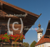 fileadmin/roha/images_galerie/orte_landschaft/Grassau/GRAS-ROTT-0010-D-roha-Grassau-Rottau-Kirche-Zwiebelturm-Kirchweih-Fahne-Kirchturm-Uhr-Bauernhof_Kopie.jpg