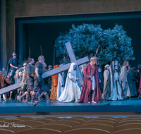 fileadmin/roha/images_galerie/orte_landschaft/Oberammergau/Passion/OBERA-PASS-0289-2023-04-D-roha-Oberammergau-Passion-Spiele-Jesus-Kreuz-Christus-Karfreitag-Kreuzweg.png