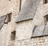 fileadmin/roha/images_galerie/orte_landschaft/Tittmoning/TITTM-BURG-0016-D-roha-Tittmoning-Burg-Mauer-Fenster-Schindeldach.png