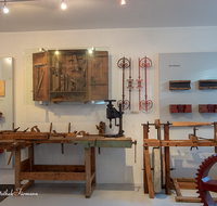 fileadmin/roha/images_galerie/orte_landschaft/Teisendorf/IN-Achthal/TEI-ACHT-MU-0009-00-01-D-roha-Teisendorf-Achthal-Museum-Schauraum-Werkstatt.png