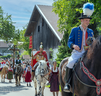 fileadmin/roha/images_galerie/brauchtum/Leonhardiritt/Holzhausen_01/Holzhausen-ritt-2025/BR-PFRI-HOLZ-2025-1004-5-D-H-roha--Brauchtum-Leonhardiritt-Holzhausen-Teisendorf.png
