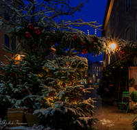 fileadmin/roha/images_galerie/orte_landschaft/Teisendorf/Teisendorf-Markt/TEI-MA-MARKT-0075-7042-D-roha-Teisendorf-Marktstrasse-Markt-Andreasmarkt-Weihnachten.png