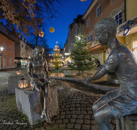 fileadmin/roha/images_galerie/orte_landschaft/Freilassing/FREIL-FUSSG-WEIH-0005-D-roha-Freilassing-Fussgaengerzone-Kindergruppe-Weihnachten.jpg
