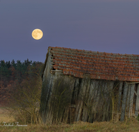 fileadmin/roha/images_galerie/stimmung-Sonne/MOND-VOLL-HAARM-1-5333-D-roha-Mond-Haarmoos-Stadel.png