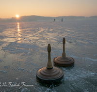 fileadmin/roha/images_galerie/Freizeit-Sport/SPO-EIS-STOCK-WAG-0008-D-roha-Sport-Winter-Eis-Eisstock-Waginger-See-Kuehnhausen-Sonnenuntergang-Stimmung.png