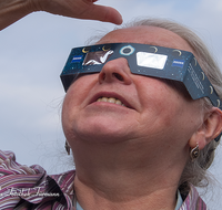 fileadmin/roha/images_galerie/stimmung-Sonne/Sonnenfinsternis-Mond/MEN-SO-FI-0001-D-roha-Mensch-Frau-Blick-Himmel-Sonnenfinsternis-Brille-Sofibrille.png