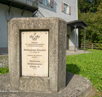 fileadmin/roha/images_galerie/orte_landschaft/Teisendorf/IN-Achthal/TEI-ACHT-0023-D-roha-Teisendorf-Achthal-Museum-Gedenktafel.png