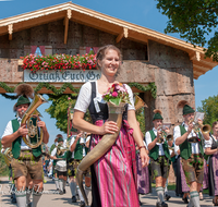 fileadmin/roha/images_galerie/orte_landschaft/Anger/Anger-Trachten-Musik-Fest/BR-FEST-ANG-MUS-TRACH-2018-08-19-1151-11-D-roha-Brauchtum-Fest-Anger-Trachtenverein-Musikkapelle-Festzug.png