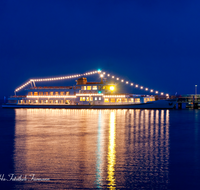fileadmin/roha/images_galerie/orte_landschaft/Chiemsee/CHIE-SCHIFF-CHRI-0006-D-roha-Chiemsee-Schiff-Fahrt-Weihnachten-Christkindlmarkt-Beleuchtung-Fraueninsel.png