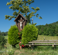 fileadmin/roha/images_galerie/kirche_religion/Anger/KKKM-ANG-WOLF-0001-0-0-1-roha-Wegkreuz-Anger-Wolfertsau-Bank.png