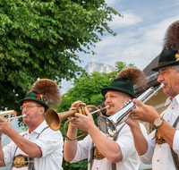 fileadmin/roha/images_galerie/musik/Blasmusik/Anger_-_Aufham/MU-BLA-ANG-0300-2023-2002-01-D-M-roha-Musik-Blasmusik-Musikkapelle-Anger-Hoeglwoerth-Dorfplatz-Standkonzert.png
