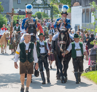 fileadmin/roha/images_galerie/brauchtum/Leonhardiritt/Holzhausen_01/Holzhausen-ritt-2025/BR-PFRI-HOLZ-2025-1004-1-D-roha-Brauchtum-Leonhardiritt-Holzhausen-Teisendorf.png