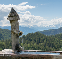 fileadmin/roha/images_galerie/orte_landschaft/Kallbrunn-Alm/LANDA-BRUN-KALLB-0003-D-roha-Landart-Brunnen-Wasser-Kallbrunn-Alm.png