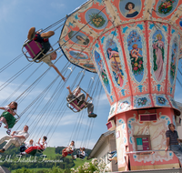 fileadmin/roha/images_galerie/orte_landschaft/Anger/Anger-Kirchweih/AN-KIRCHW-0013-2-D-roha-Anger-Kirchweih-Kirtag-Kettenkarusell.png
