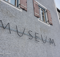 fileadmin/roha/images_galerie/orte_landschaft/Teisendorf/IN-Achthal/TEI-ACHT-0038-D-roha-Teisendorf-Achthal-Museum-Schriftzug.png