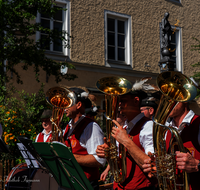 fileadmin/roha/images_galerie/musik/Blasmusik/Teisendorf-Neukirchen-Weildorf/Musikkapelle-Teisendorf/TEI-MA-STA-KON-2024-1-0005-D-roha-Teisendorf-Marktstrasse-Standkonzert.png