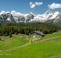fileadmin/roha/images_galerie/orte_landschaft/Kallbrunn-Alm/KALLB-ALM-0026-D-roha-Kallbrunn-Alm-Gebirge-Schnee.png