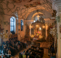 fileadmin/roha/images_galerie/brauchtum/Ostern/Herrengrab_Hoeglwoerth/BR-HEILIGGR-HOEGLW-AND-0003-02-2017-0815-D-roha-Brauchtum-Karfreitag-Kirche-Heiliggrab-Hoeglwoerth-Andacht.png