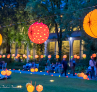 fileadmin/roha/images_galerie/orte_landschaft/Bad-Reich-Kurgarten-Beleuchtung/BAD-REI-KURGARBEL-2019-2124-01-D-roha-Bad-Reichenhall-Kurgarten-Beleuchtung-Lampion-Rotunde.png