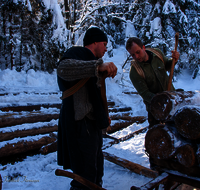 fileadmin/roha/images_galerie/Landwirtschaft/Forst-Holzknecht/HOLZKNE-HAM-0015-1220-10-D-roha-Holzknecht-Winter-Siegsdorf-Hammer-Winterzug.png