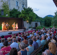 fileadmin/roha/images_galerie/orte_landschaft/Laufen/Theater-Salzachhalle-Salzachfestspiele/LAUF-TRIEB-CONNY-2019-2051-D-roha-Laufen-Triebenbach-Salzachfestspiele-Conny-Sonntagsfahrer-Musiktheater.png