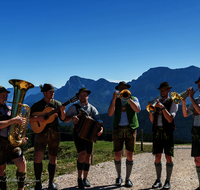 fileadmin/roha/images_galerie/orte_landschaft/Stoisser-Alm/TEI-STO-MUS-2025-9801-D-roha-Stoisser-Alm-Musikanten.png