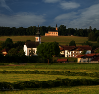 fileadmin/roha/images_galerie/orte_landschaft/Waging/WAG-GAD-MUE-0001-D-M-roha-Waging-Gaden-Muehlberg-Kirche-Wiese.png