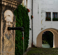 fileadmin/roha/images_galerie/orte_landschaft/Anger/Hoeglwoerth/AN-HOE-KLOST-0075-1-1-D-roha-Anger-Hoeglwoerth-Kloster-Innenhof-Brunnen.png
