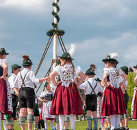 fileadmin/roha/images_galerie/brauchtum/Maibaum/Anger-Hoeglwoerth/BR-MAIB-ANG-2017-1457-01-D-roha-Brauchtum-Maibaum-Anger-Trachten-Kinder-Tanz.png