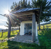 fileadmin/roha/images_galerie/orte_landschaft/Stoisser-Alm/KKKM-TEIS-STOISS-0040-1-D-roha-Kapelle-Stoisser-Alm-Maria-Teisenberg-Sonne.jpg