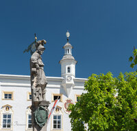 fileadmin/roha/images_galerie/orte_landschaft/Tittmoning/TITTM-0016-3-D-roha-Tittmoning-Stadtplatz-Floriani-Brunnen-Rathaus.jpg